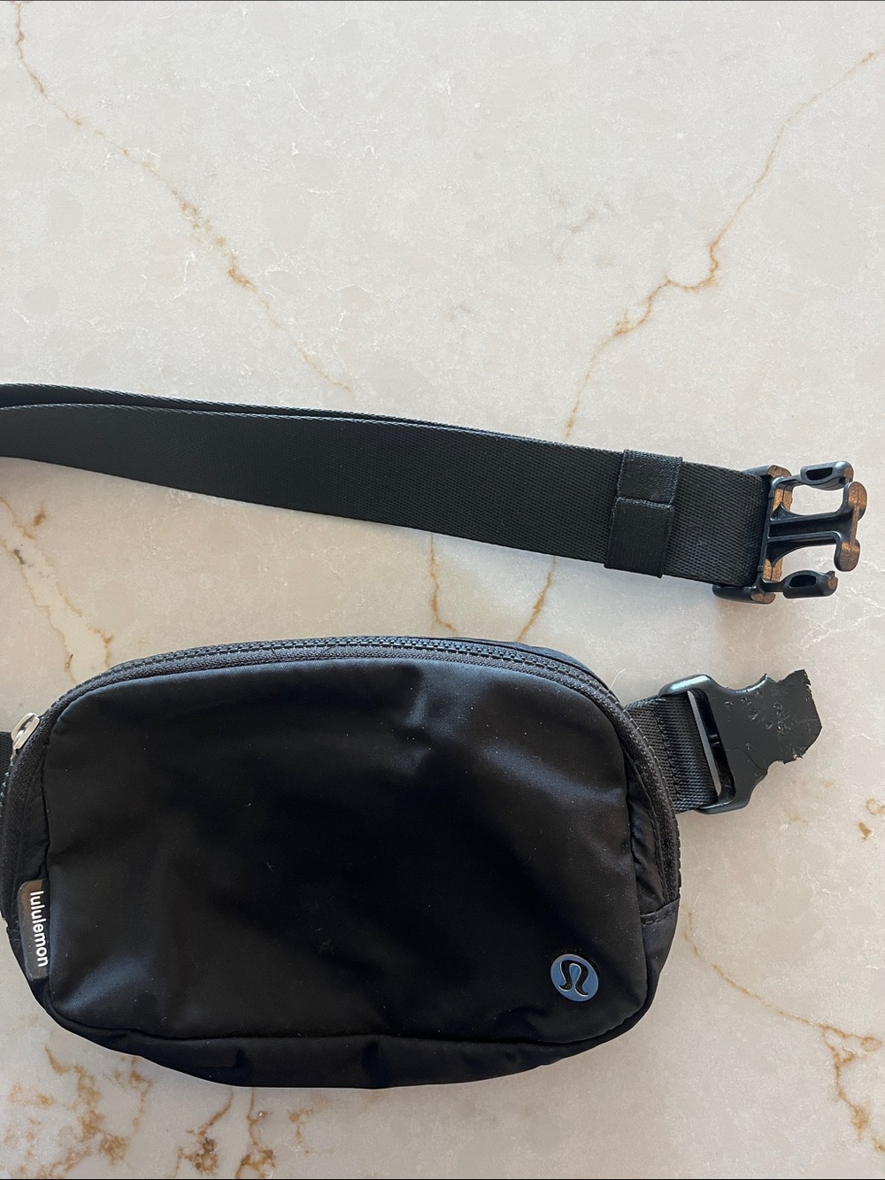 lululemon belt bag •BROKEN BUCKLE•